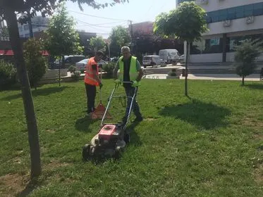 Kositja e barit dhe pastrimi i hapësirës së gjelbërt tek sheshi "Adem Jashari". 🍀
