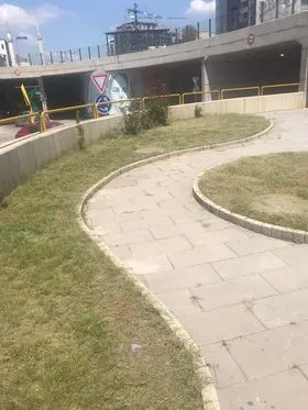Pastrimi i mbeturinave dhe hapësirave të gjelbërta tek nënkalimi afër (stacionit të trenit). 🍀