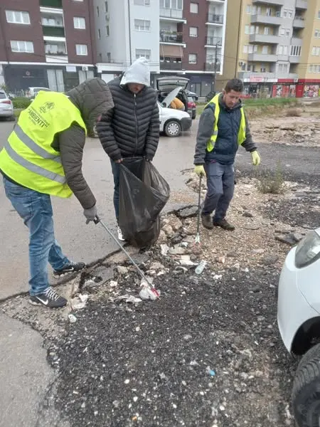 Ekipi ynë i N.P.L "Ambienti" Sh.A ka përfunduar me sukses pastrimin e hapësirave të përbashkëta të banesave kolektive.
