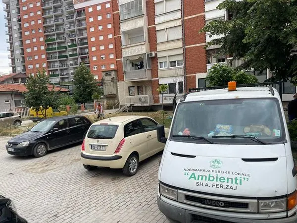 Të dashur qytetarë ju lutemi, që mbeturinat të hudhën në vendin e dedikur për mbeturinat, për arsye të kemi një ambient më të pastër për të gjithë.