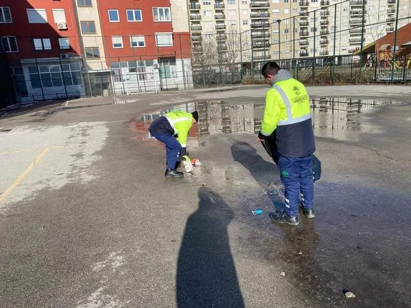 🏫 Kopshti i Fëmijëve "ENGJUJT", dhe fusha sportive përskaj tij.