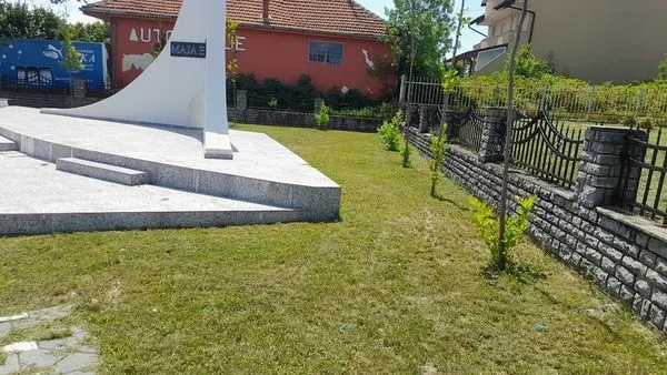 Mirëmbajtja e hapësirave të gjelbërta ,kositja dhe pastrimi i barit tek Obelisku "Maja e Lirisë" në fshatin Greme. 🍀