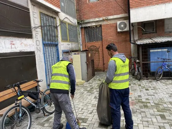 🏙Banesat kolektive në rrugën Dëshmorët e Kombit dhe në parkun tek banesat kolektive në rrugën Vëllezërit Gërvalla.