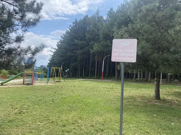Mirëmbajtje dhe kujdesje e çdo ditëshme në Parkun Liria.