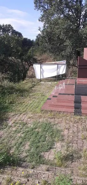 Kositja e barit, pastrimi i kubëzave dhe mirëmbajtja e hapësirave të gjelbërta tek Lapidari "Mic Sokoli" dhe "Sefë Kosharja" në fshatin Slivov.
