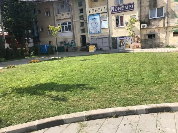 Mirëmbajtja e hapësirës së gjelbërt,kositja dhe pastrimi i barit,mbledhja e mbeturinave tek sheshi "Ramadan Rexhepi".