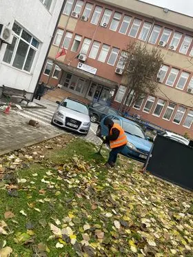 Mirëmbajtja e hapësirës dhe pastrimi i mbeturinave në oborrin tek 🏥 Qendra Kryesore e Mjekësisë Familjare dhe tek Ambulanta Specialistike👩‍⚕️