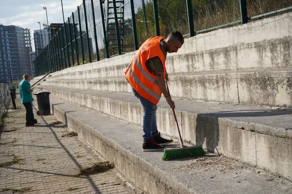 Pamje nga aksioni i mirëmbajtjes të hapësirës brenda në Stadiumit.