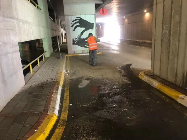 Me shumë përkushtim punëtorët tanë janë kujdesur për pastrimin 💦dhe mirëmbajtjen e parkingut të nënkalimit të qytetit 🅿️ 🚗