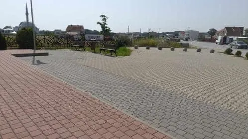 Punonjësit e hapësirave gjelbruese 👷🏻‍♂️🧤🧹të NPL "Ambienti",  po vazhdojnë  angazhimin pa u ndalur në shërbim të të gjithë qytetarëve në lokalitete të ndryshme në qytet ashtu edhe nëpër fshatra të Komunës së Ferizajt.