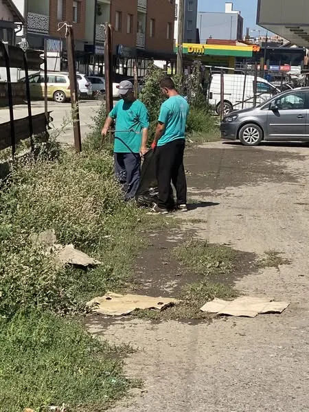 🧹🌿 Punëtorët tanë të përkushtuar kanë hequr mbeturinat 🚮 dhe kanë pastruar trotuaret 🚶‍♂️🚶‍♀️ tek Tregu i Gjelbër🌳.