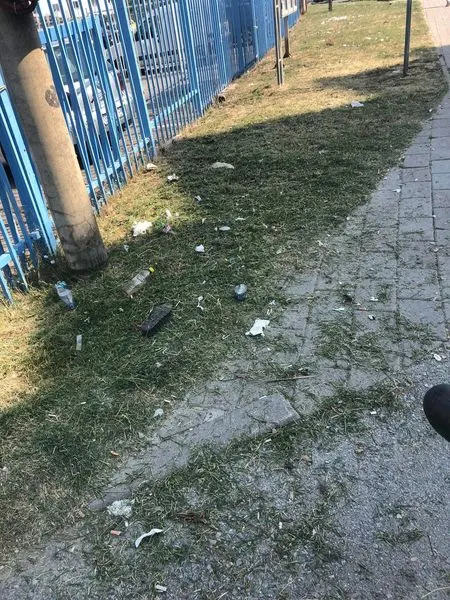 Punonjësit 👷‍♂️ e operativës të NPL "Ambienti" Ferizaj, ishin në mirëmbajtjen e hapësirës gjelbruese para Stacionit Policor në Ferizaj.
