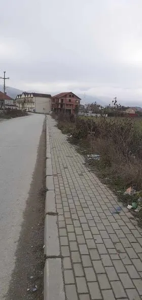 🦺Punonjësit e NPL "Ambienti" kanë marr aksion për lirimin e trotuarit nga barishtet dhe mbetjeve tjera në Rrugën "Naim Beka ".