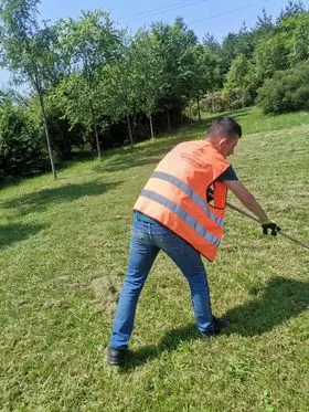 Mirëmbajtja e hapësirës së gjelbërt, kositja dhe pastrimi i barit tek "Varrezat e Dëshmorëve" në rrugën "Brahim Ademi". 🍀
