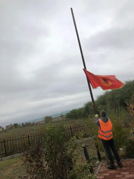 👷🏻‍♂️Angazhimi i Sektorit të Operativës të NPL "Ambienti" vazhdoj në kositjen e barit dhe pastrimi i hapësirës gjelbëruese, vendosja e flamurit të ri,  tek Lapidari "Fatmir Kërçeli" në fshatin Softaj.🌱