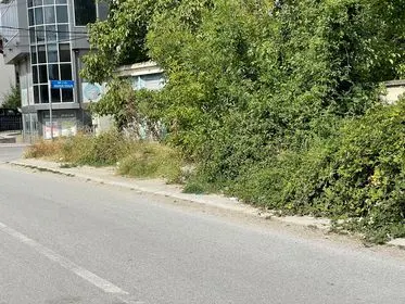 Mirëmbajtja, pastrimi i barit dhe barishteve gjëmbore të cilat kanë bllokuar trotuarin në rrugën "Astrit Bytyqi".