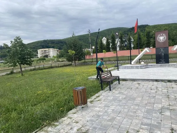 Qendra e Mjekësisë Familjare dhe tek Lapidari "Sejdi Sejdiu" në fshatin Neredime të Ferizajt.