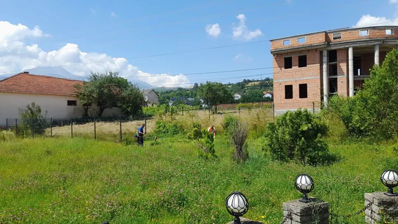 Mirëmbajtja e hapësirës së gjelbërt,kositja dhe pastrimi i barit tek rrethi dhe Lapidari "Dëshmorët dhe Martirët" në fshatin Gaqkë. 🍀