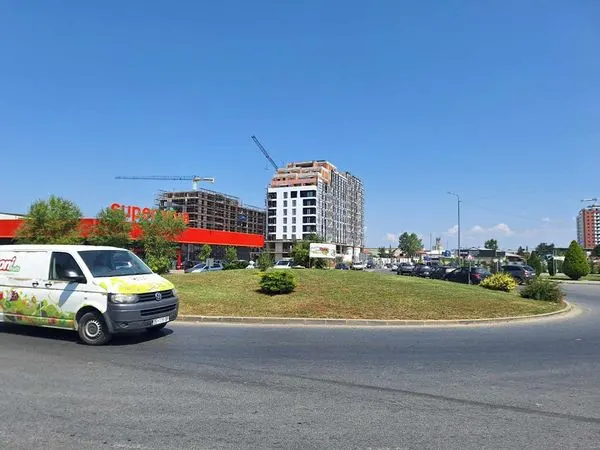 Mirëmbajtja e hapësirës së gjelbërt, kositja e barit tek rrethrrotullimi afër (Hib), në rrugën  "Brahim Ademi".