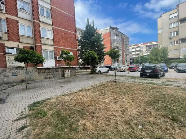 Dje kemi pastruar hapësirën e gjelbër në rrugën Vëllezërit Gërvalla dhe kemi kositur barin dhe pastruar hapësirën e banesës kolektive në rrugën Hysen Terpeza!