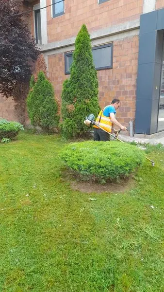 Kositja e barit dhe pastrimi i parkut tek Lapidari "Agim Matoshi". 🍀