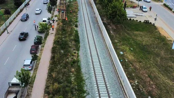 Momente nga angazhimi i kolegëve të Hapësirave të Gjelbërta të NPL "Ambienti" Ferizaj, të cilët për dy ditë me radhë ishin në aksion për pastrimin e pjesës së hekurudhës 🛤🚧.