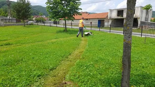 Kositja e barit dhe mirëmbajtja e hapësirës gjelbëruese tek Lapidari "Sejdi Sejdiu" në fshatin Nerodime . 🍀