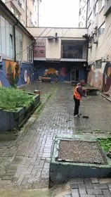 Mbledhja e mbeturinave dhe pastrimi i hapësirës publike te banesat kolektive.