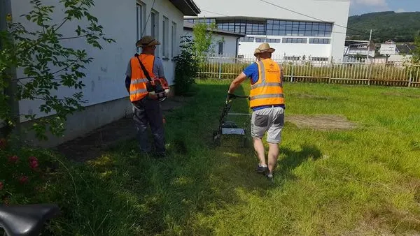 Kositja dhe pastrimi i barit ,mirëmbajtja e hapësirave të gjelbërta tek "Qendra e Mjekësisë Familjare" në fshatin Greme. 🍀