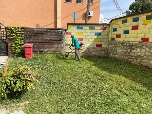 👷🏻‍♂️🦺Punonjësit e NPL "Ambienti", u angazhuan në mirëmbajtjen e hapësirave gjelbëruese 🍀të Qendrës për Mbrojtjen e Grave dhe Fëmijëve Shtëpia Ime.