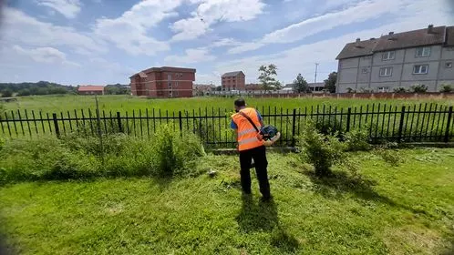 Kositja e barit ,pastrimi  në hapësirën e gjelbërt në fshatin Softaj tek Lapidari "Fatmir Kërçeli". 🌳