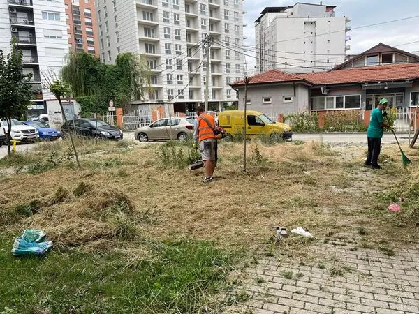 Të dashur qytetarë ju lutemi, që mbeturinat të hudhën në vendin e dedikur për mbeturinat, për arsye të kemi një ambient më të pastër për të gjithë.