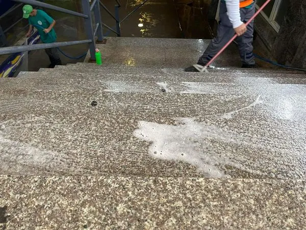 Sot në orët☀️e hershme të mëngjesit punonjësit 👷🏻‍♂️e NPL "Ambienti", kanë marrur aksion për pastrimin dhe larjen rrënjësore të nënkalimeve për këmbësor, tek nënkalimi kryesor në qytet.
