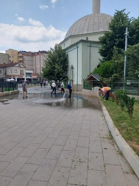 Mirëmbajtja e hapësirës së gjelbërt dhe pastrimi i pllakave me ujë para hyrjes te "Xhamia e Madhe". 🍀