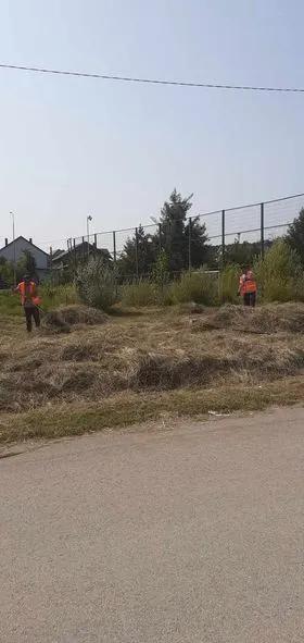 Kositja e barit dhe pastrimi i hapësirës së gjelbërt tek fusha e sportit në fshatin Lloshkobare. 🍀