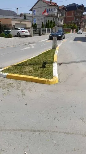 Mirëmbajtja e hapësirave të gjelbërta , kositja dhe pastrimi i barit te rrethrrotullimi dhe pjesët tjera të gjelbërta në rrugën  "Emin Duraku". 🍀