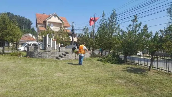 Punëtorët e sektorit të operativës🦺 të NPL "Ambienti" Ferizaj, gjatë ditës së sotme kanë bërë mirëmbajtjen e hapësirës gjelbëruese, kositjen dhe largimin e barit tek Lapidari "Dëshmorët dhe Martirët"në fshatin Gaçkë.
