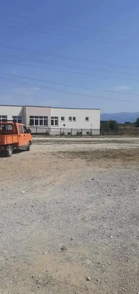 Heqja e mbeturinave dhe mirëmbajtja e hapësirave të tregjeve nga NPL "Ambienti, pas përfundimit të tregut të gjelbërt në fshatin Dardani dhe tregut për shitjen e veturave në Ferizaj.