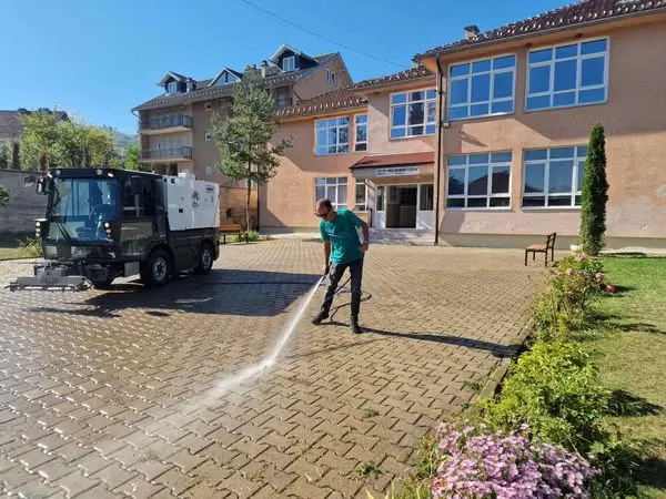 Punëtorët tanë me përkushtim dhe zemër të madhe kanë kontribuar në pastrimin dhe gjelbërimin e vendbanimeve tona