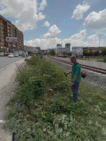 Mirëmbajtja e hapësirës së gjelbërt tek Stacioni Policor në Ferizaj, deri tek objekti i ri i QKMF-së.
