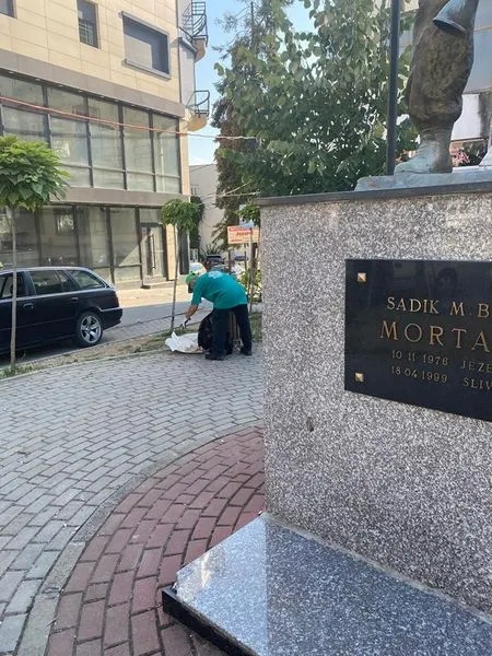 Mirëmbajtja e hapësirës së gjelbërt,pastrimi i mbeturinave tek parku i Lapidarit "Sadik M.Bega",nga punëtorë e ndërmarrjes publike "Ambienti".