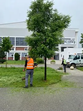 Kositja e barit ,pastrimi i hapësirës së gjelbërt te salla e sportit "Bill Klinton". 🍀