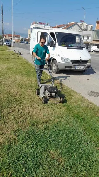 Në vazhdën e aktiviteteve për mirëmbajtjen e secilës hapësirë të gjelbërt 🍀 publike, sot vazhduam punën dhe angazhimin tonë në lapidarin "Driton Islami" dhe pjesën tek Rrethi i Shqiponjës.