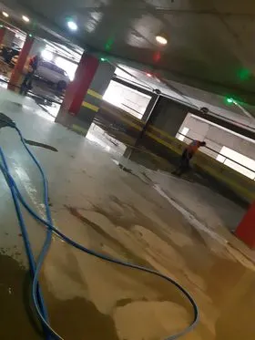 Pastrimi me ujë i parkingut nëntokësorë të qytetit.