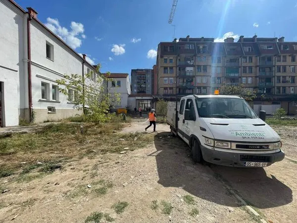 👷🏻‍♂️Punonjësit e NPL "Ambienti" kanë ndërmarr një aksion të 🧹pastrimit të oborrit nga mbetjet e ndryshme dhe heqjen e 🌱 barishteve tek Qendra e Inovacionit, i cili aksion ishte i nevojshëm.