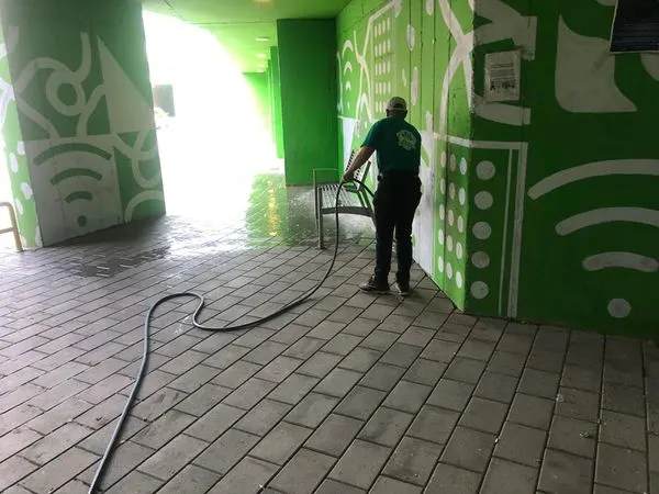 Me shumë përkushtim punëtorët tanë janë kujdesur për pastrimin 💦dhe mirëmbajtjen e parkingut të nënkalimit të qytetit 🅿️ 🚗