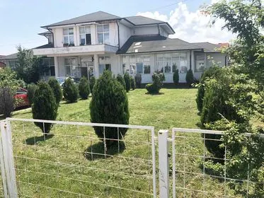 Kositja e barit ,pastrimi i hapësirave gjelbëruese tek "Qendra e Mjekësisë Familjare 4".