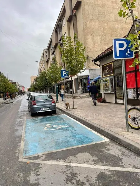 Ju bëjmë thirrje dhe njejtën kohë ju lusim🙏, që në asnjë moment, të mos parkoni veturat e juaja në hapësirat e rezervuara për persona me aftësi të kufizuar 👩‍🦽♿️🅿️ nëse nuk je person me aftësi të kufizuar.