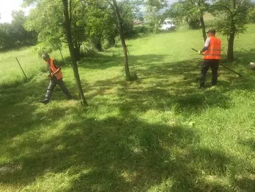 Pastrimi dhe kositja e barit te varrezat Ortodokse në fshatin Bablak.