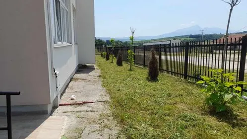 Pastrimi ,kositja e barit dhe mirëmbajtja e hapësirës së gjelbërt tek "Qendra e Mjekësisë Familjare 8" në fshatin Dardani. 🍀